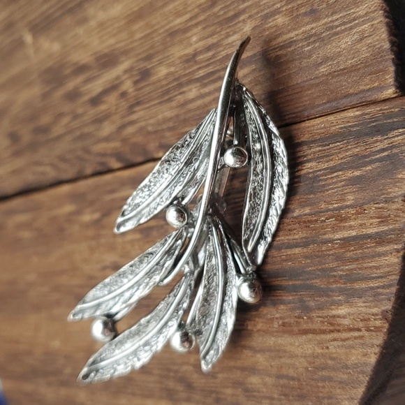 B664 floating magnolia leaf‎ brooch - Picture 1 of 3